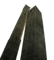 Torre degli Asinelli e Torre Garisenda, le torri pendenti simbolo della Citt di Bologna 